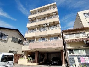 さんらいず笠市　青空1_外観（車番ぼかし）
